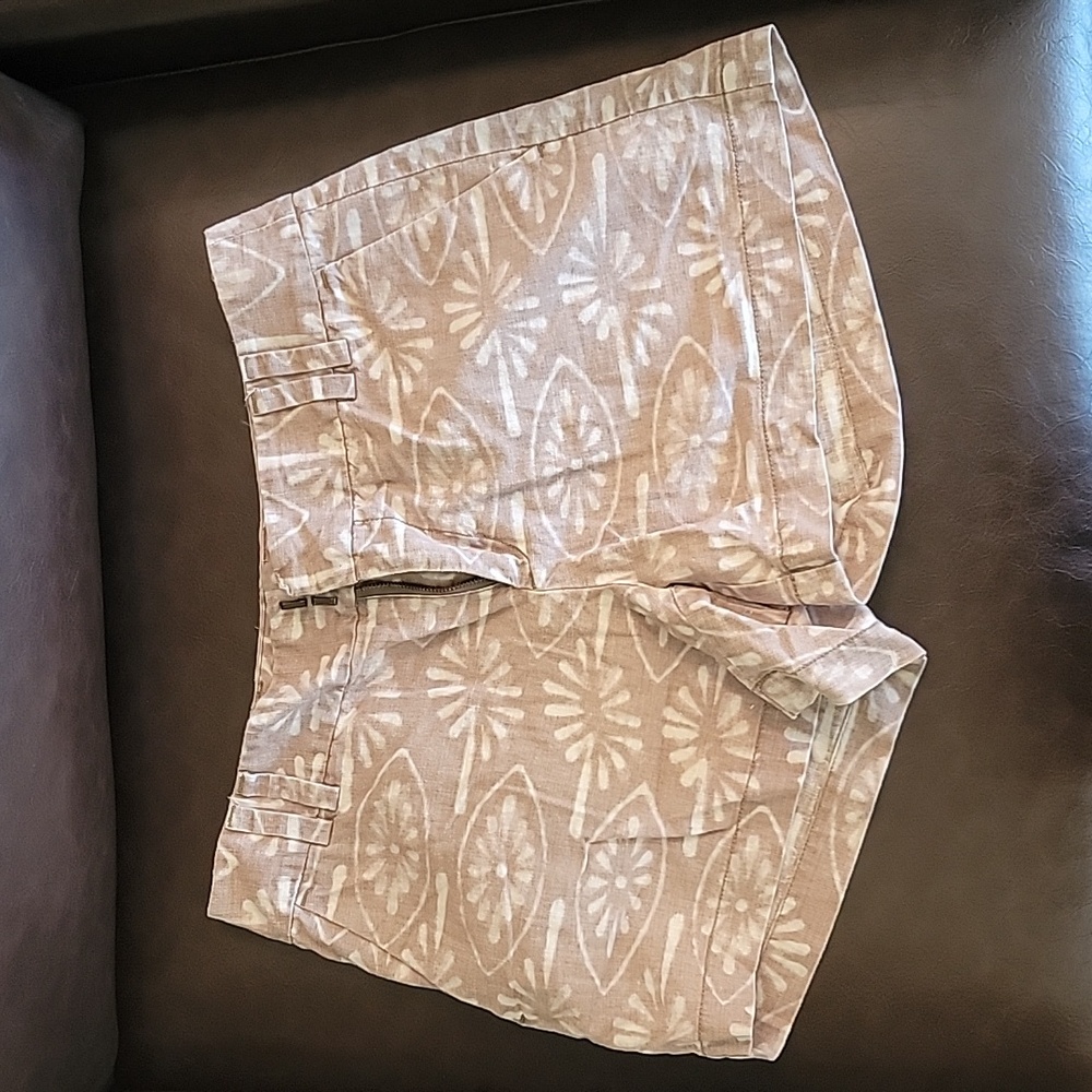 Linen blend printed shorts.